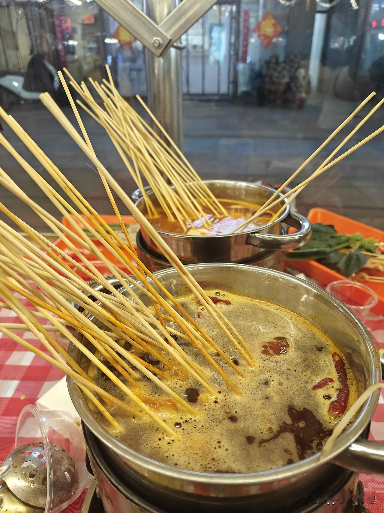 五毛一根签听着便宜，看着可不便宜[捂脸]
一斤土豆多少钱？但是两片土豆一串就要五