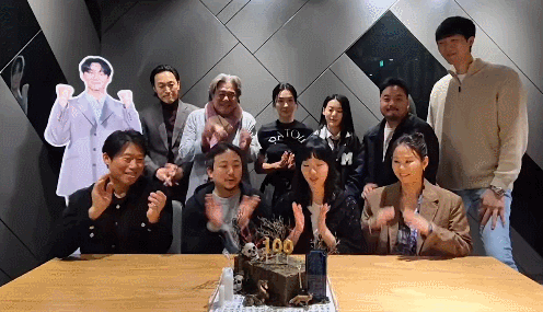 《破墓》成为韩国2024年首部观影人数破千万的电影，一众主创集体庆祝，只是这个蛋