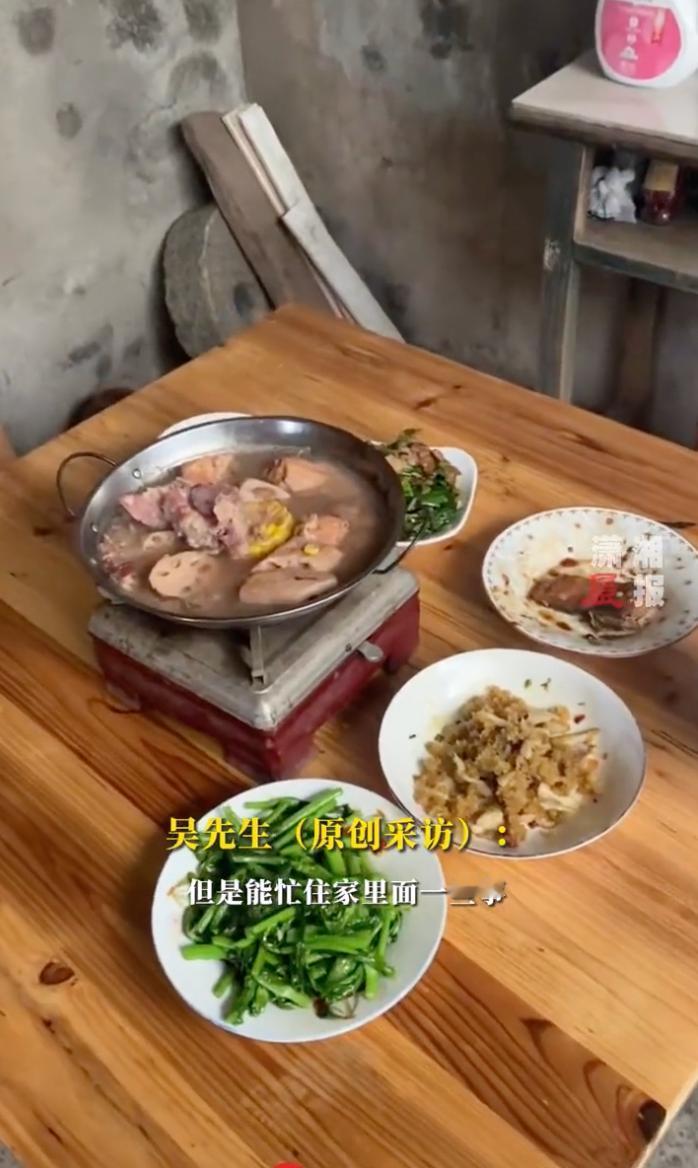 腊月的寒风卷着碎雪，刮得厂区铁皮房呜呜响，王强搓了搓冻红的手，对妻子李娟说：“咱