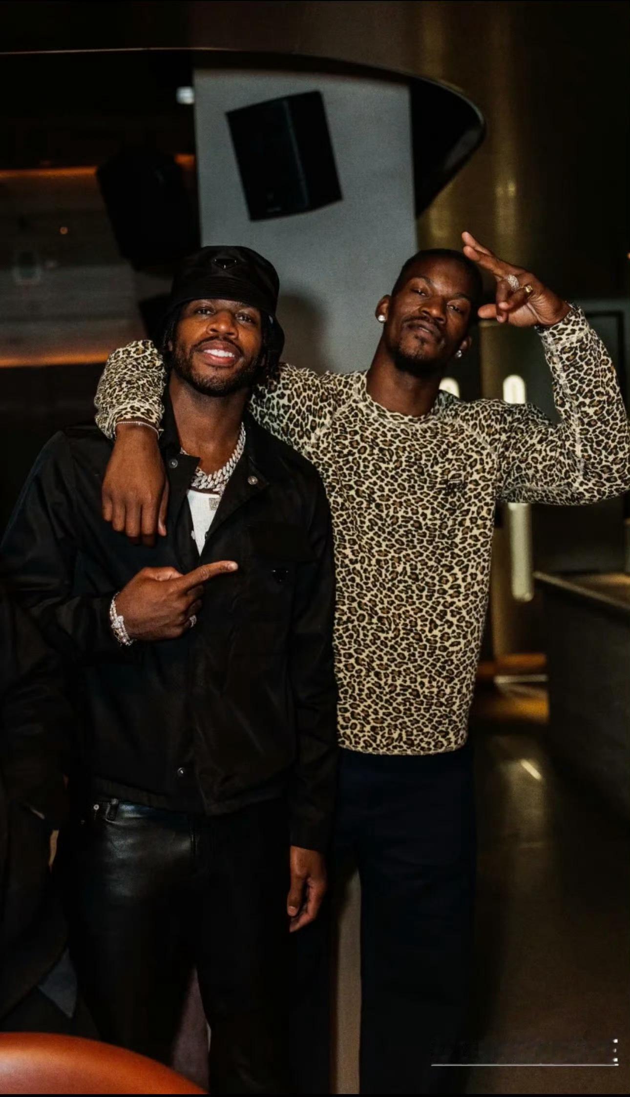 巴特勒被问到：“你会想念希尔德吗？”“是啊，你看更衣室比以前安静了一点，哥们，但