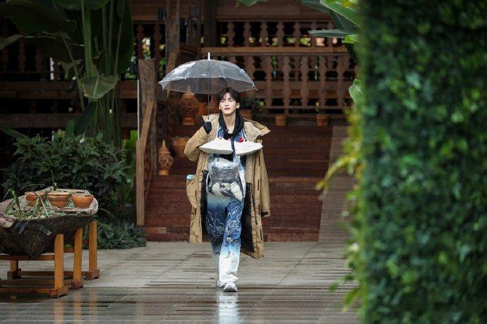 这还是我认识的何洛洛吗 何洛洛居然把自己打扮成这样，简直是太搞笑了！他那张帅气的