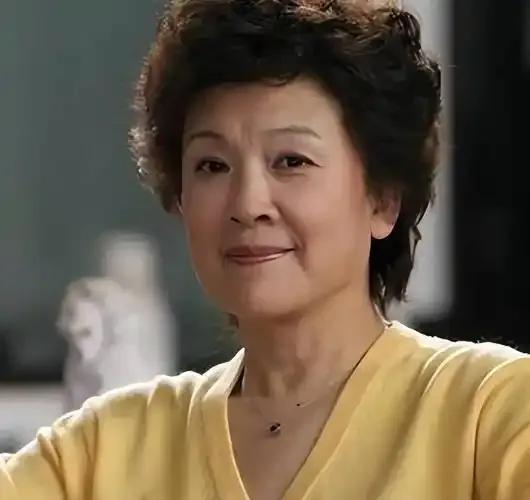 61岁的宋春丽才圆母亲梦，这背后故事令人动容。因事业发展，她早年错过生育时机。后