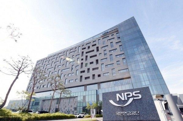一手攥着裁判哨，一手要下场抢球——韩国国民年金公团上个月向政府递了份提案，想给企