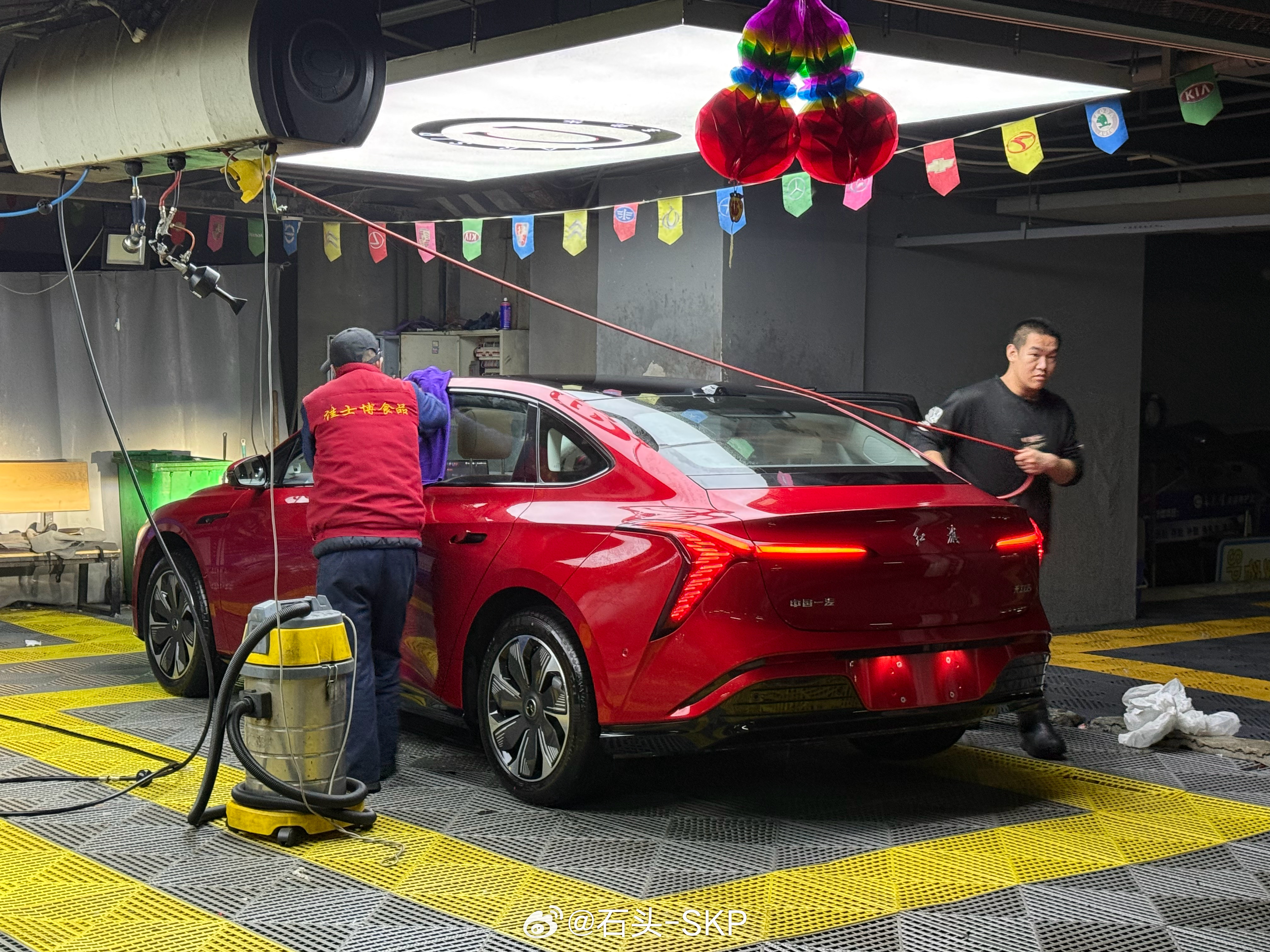 昨天偶然的机会跟试了一下红旗的天工05，这台车的底盘表现，给我们留下了非常深刻的