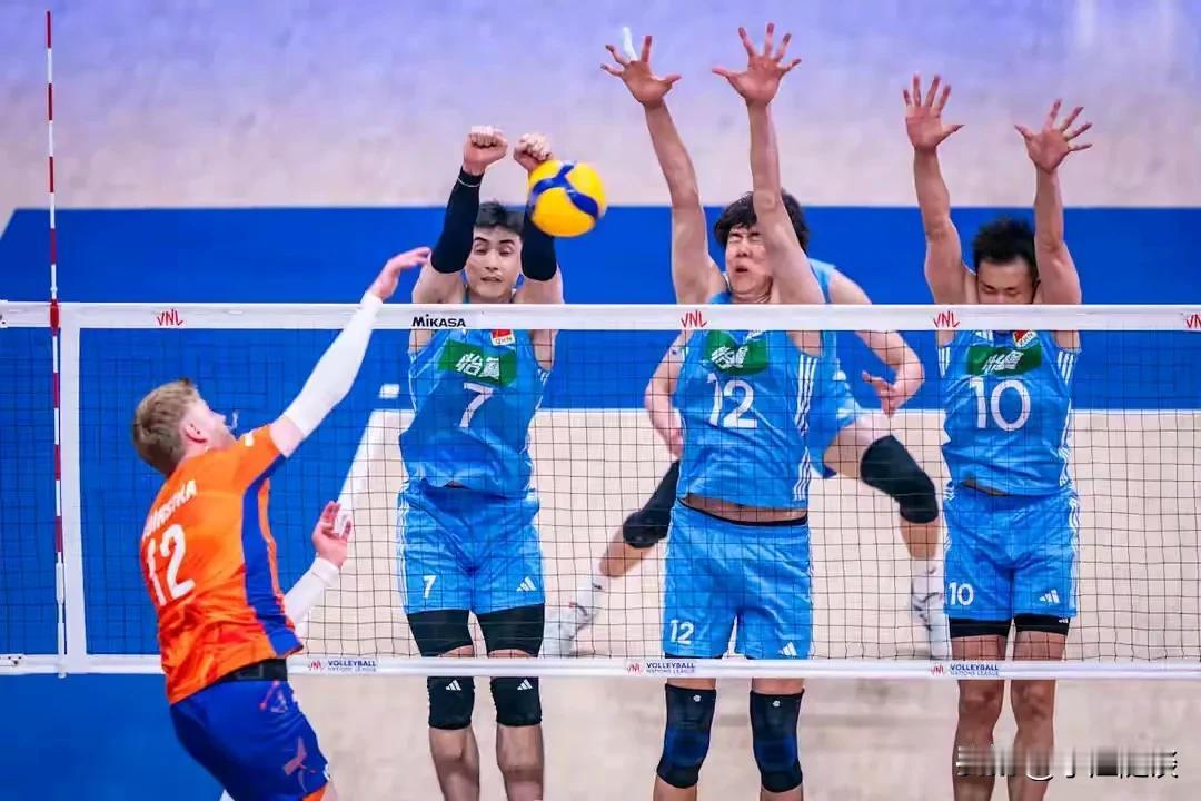 中国男排强势两连胜，目前位居世联赛第3名。世界排名再进两步，来到18位。

海宁