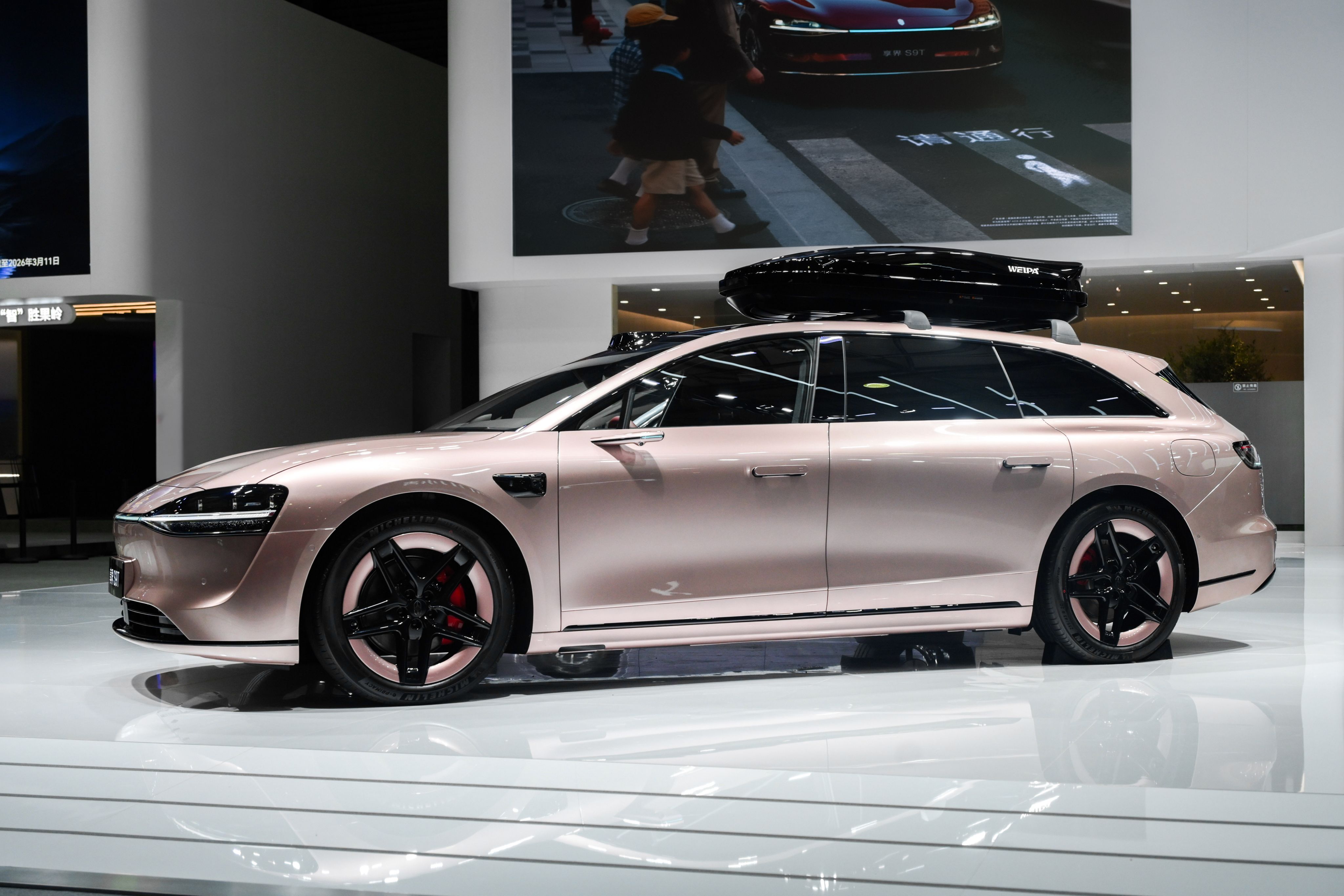 享界粉白新色亮相上海AWE 享界S9T星玫粉，这个配色真的绝了， 多少小姐姐又被