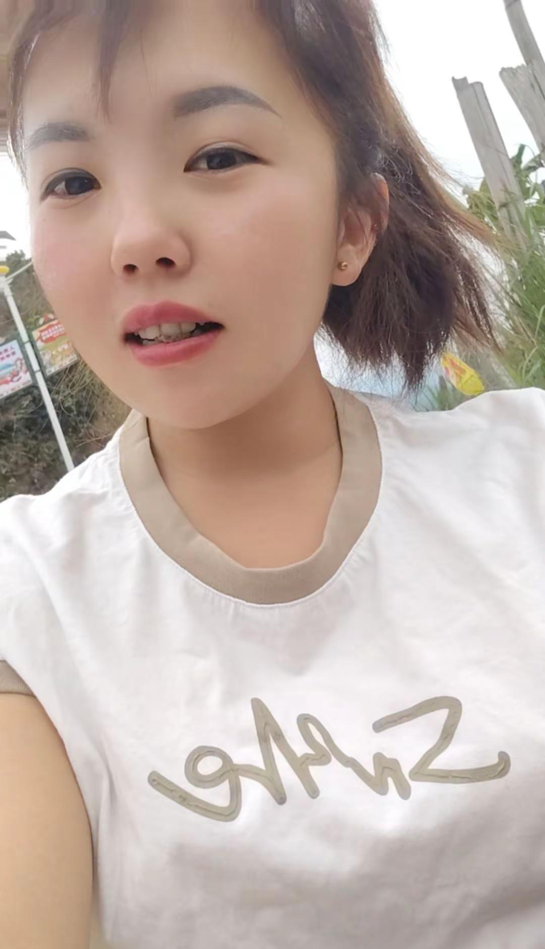 微醺日常穿搭白色t恤 摆摊我是认真的 热得快炸了 白色t恤简单时尚