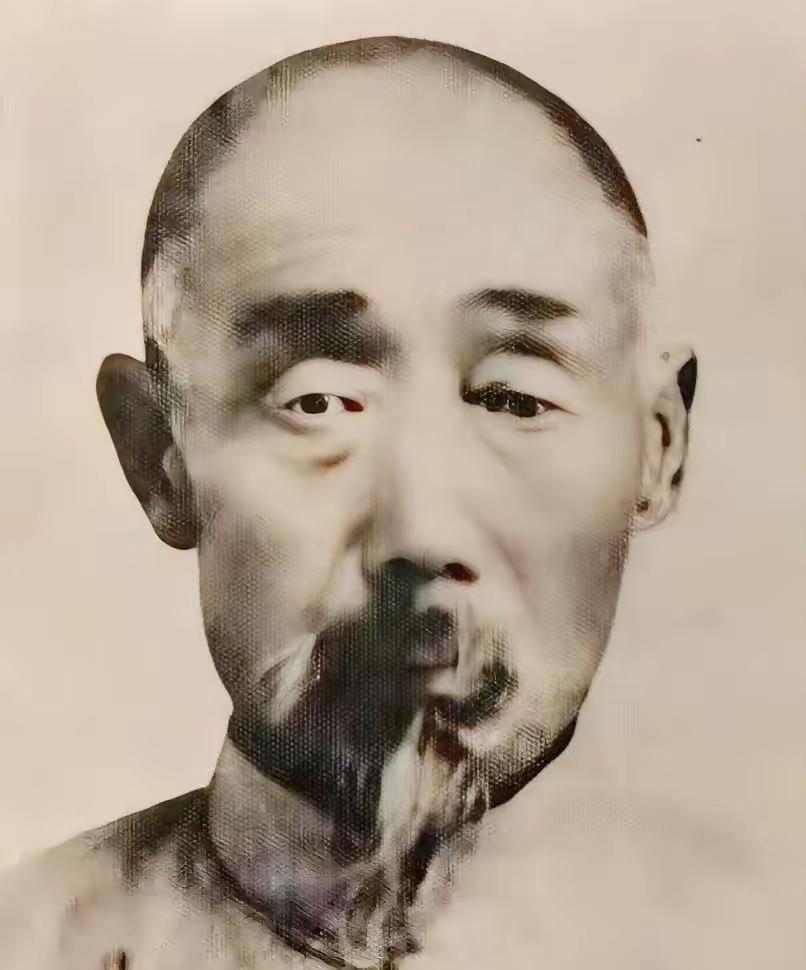 1878年，武术家张策12岁时，在鱼塘边抓青蛙，忽然被人推下鱼塘。张策落水后，拼