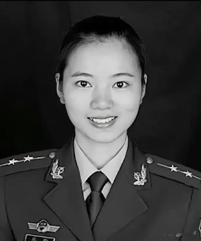 很多英雄总是在平凡的岗位上默默奉献，朱玲也是如此。他们就像一道光，在危险来临的瞬