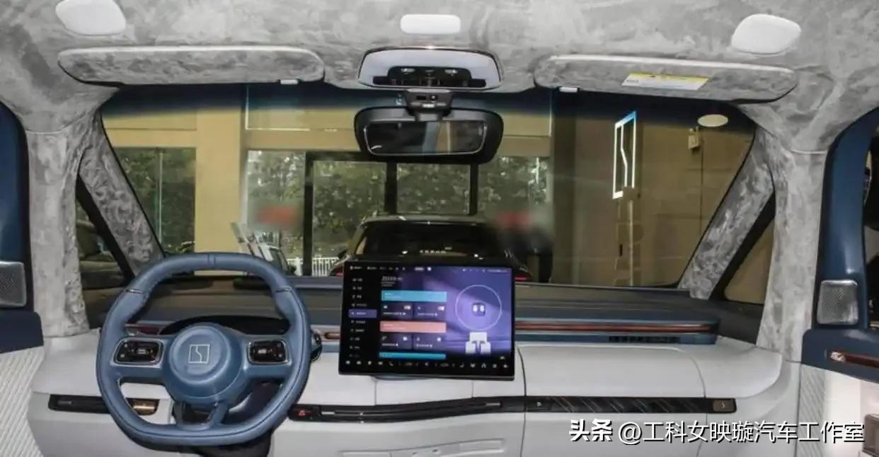 当然是选单屏了，副驾屏没用。省下来5000在家里多装一台大尺寸电视不香嘛。

建