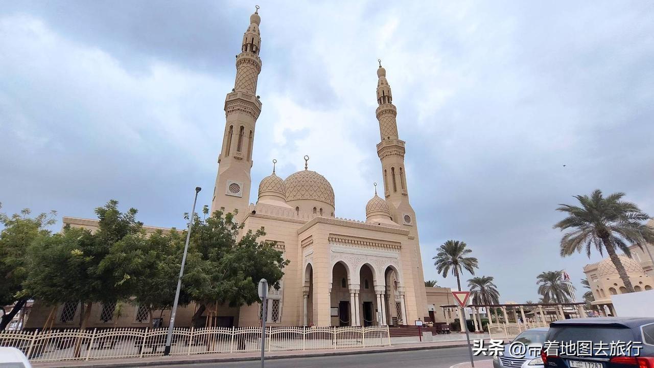 迪拜（四）朱拉美清真寺
建于1974年朱拉美清真寺是迪拜最具代表性的建筑之一。游