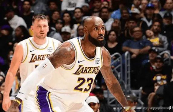 又是熟悉的两双！詹姆斯26分10助攻填满数据栏，关键时刻的传球和得分，永远值得信