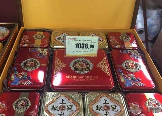 突然发现，今年中秋，出现了个“反常”现象：月饼卖不动了！

曾经象征着身份和地位