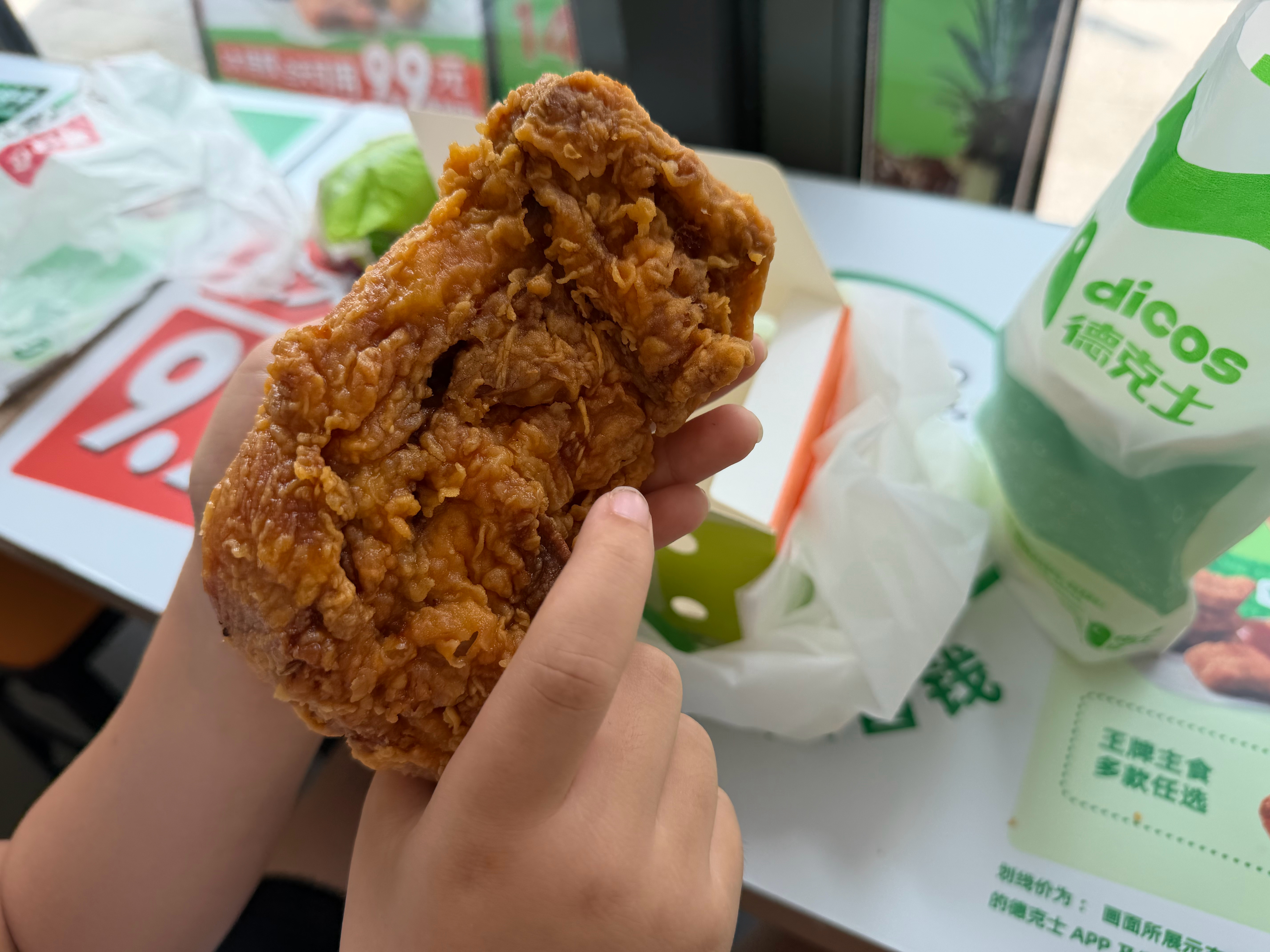 今天带儿子出来吃饭发现现在商战把小时候我们想吃高价快餐价格都打的很低但是背后食品