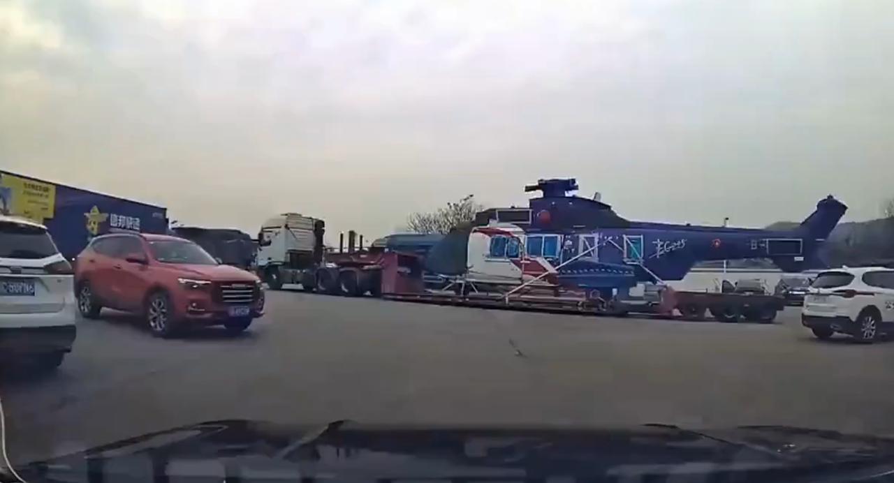 上海大货车竟撞上了直升机！2月7日下午，上海某地一辆载有一架直升机的大型货车驶向