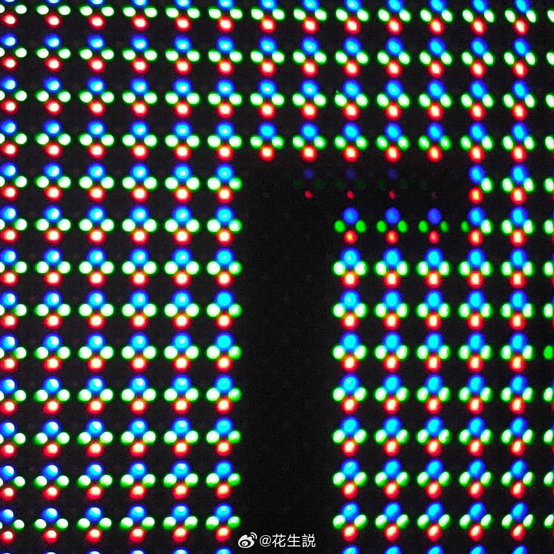 S26U的防窥屏确实很有意思有一半的像素周围套上了遮光层，可以挡住侧边溢出的光。