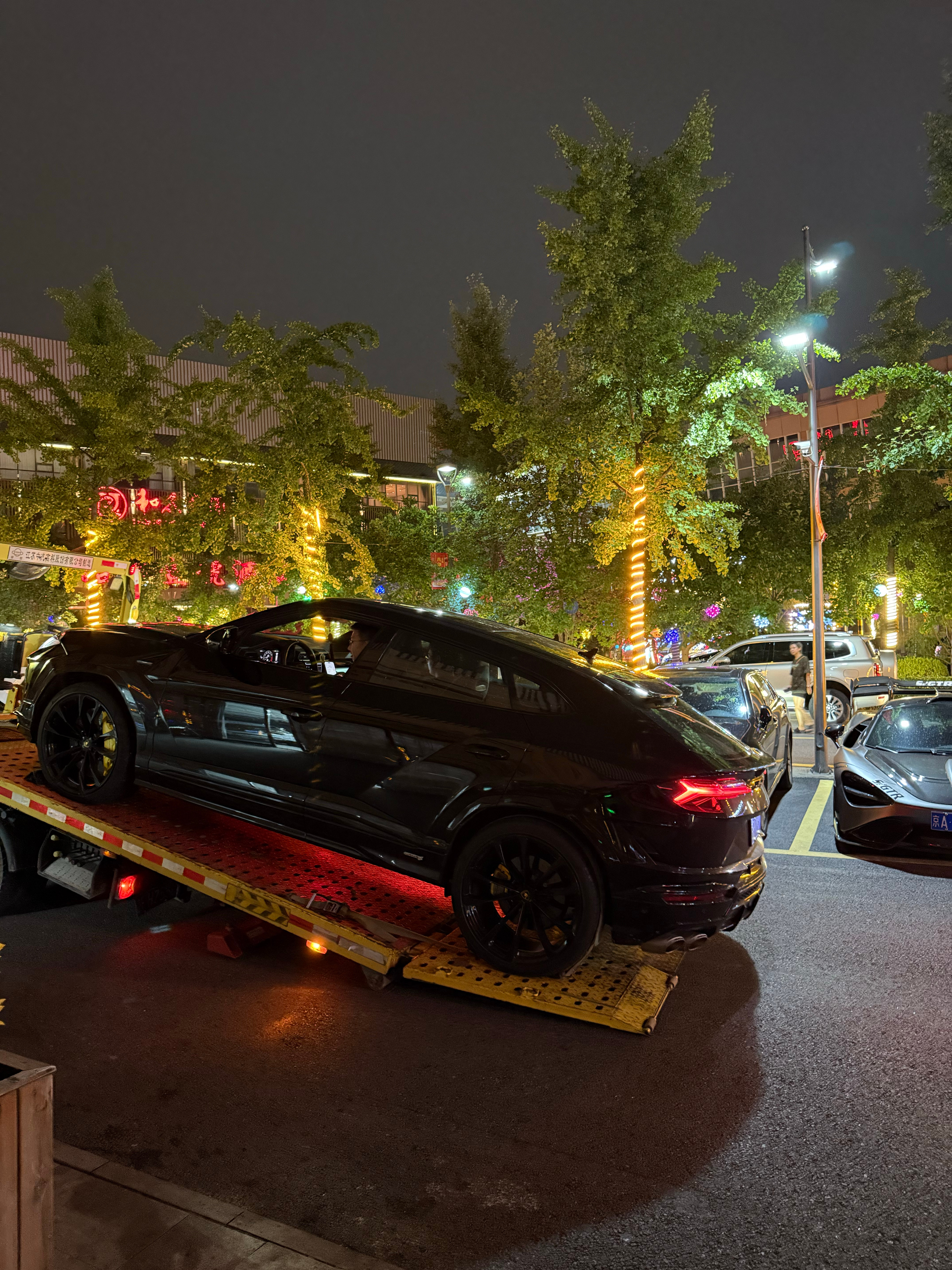 雨夜救援兰博基尼URUS拖车到店  ​​​