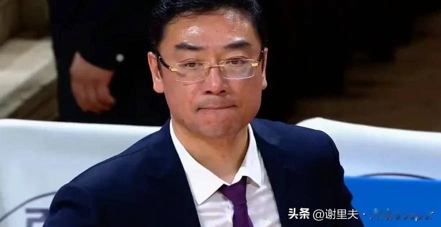 上海出局，跟队记者透露刘鹏留任，王哲林一场比赛把身价打没了，总以为他要行的时候，