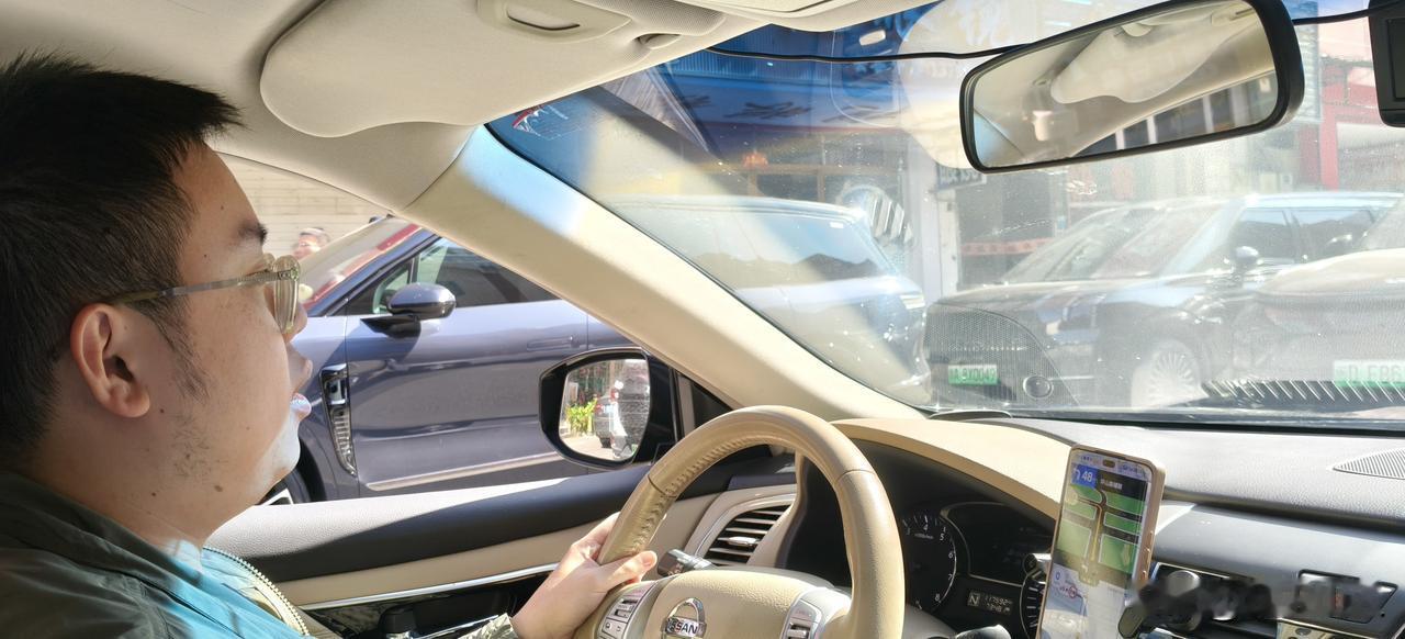 终于有司机了。哈哈，儿子拿到驾照，马上上岗。