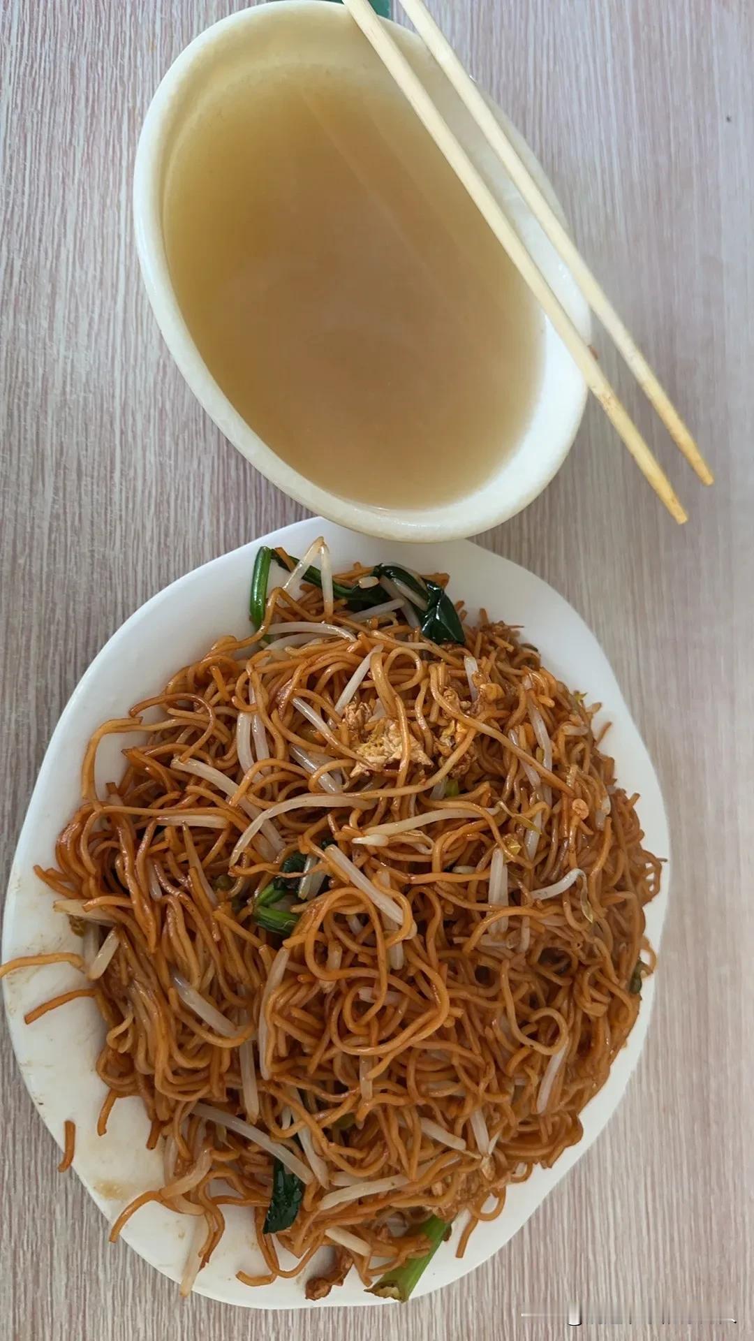 河南美食炒面。超细的面条，轻脆的绿豆汤，一个鸡蛋、几个绿叶菜，酱油、食用油，在油