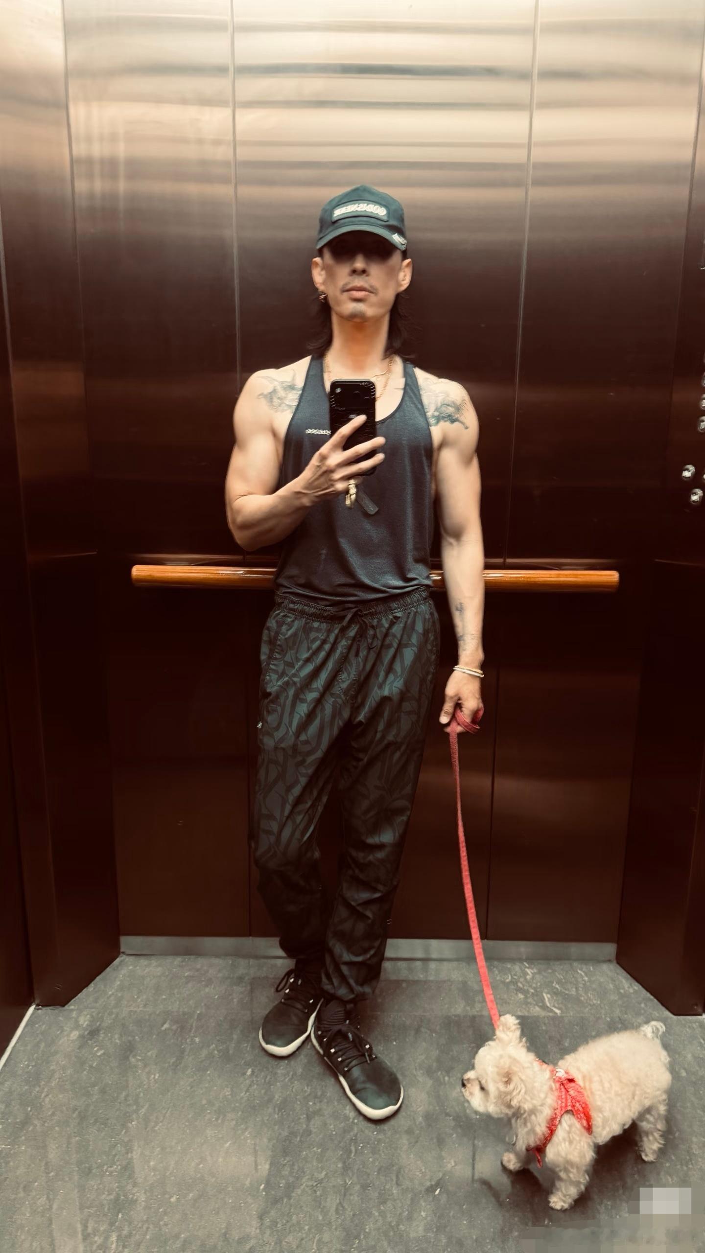 47岁吴建豪手臂肌肉47岁吴建豪身材 吴建豪晒照，只见已经47岁的他，手臂肌肉十