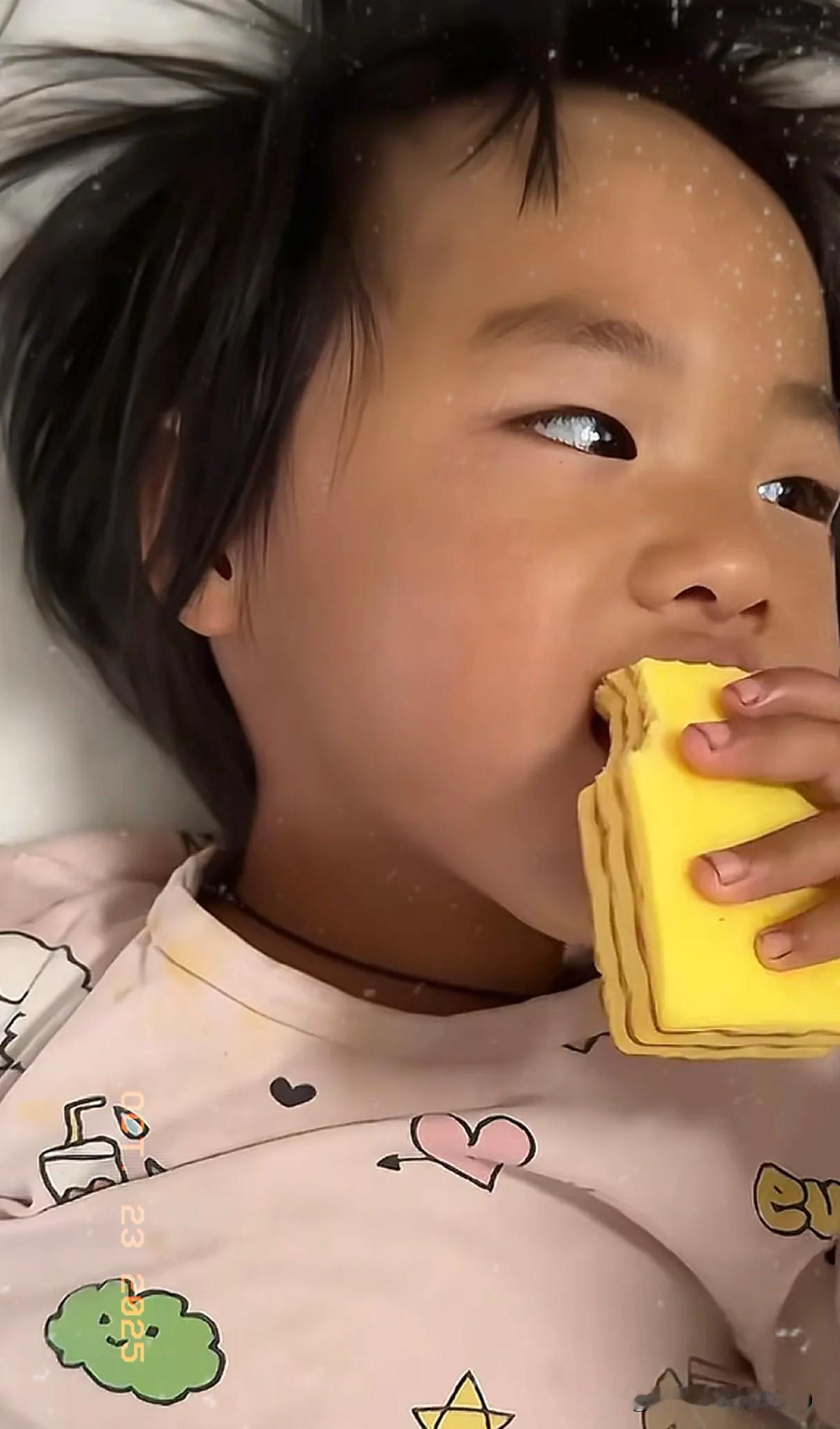 难怪4岁走丢的丁一还在住院，总躺着——原来孩子腿还没法站，看着精神头挺好，可这冻