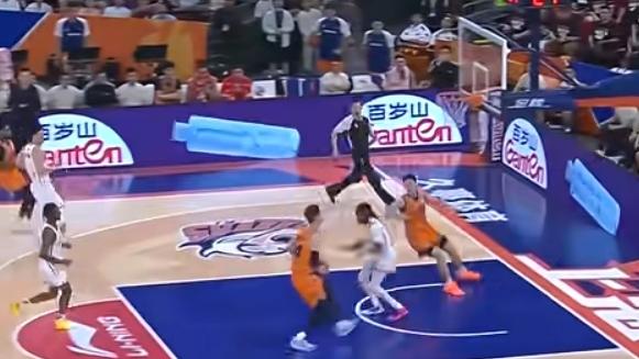 CBA揭幕战解说嘉宾杜锋、杨鸣聊到外援主宰CBA的话题，不少球迷呼吁限制外援，有