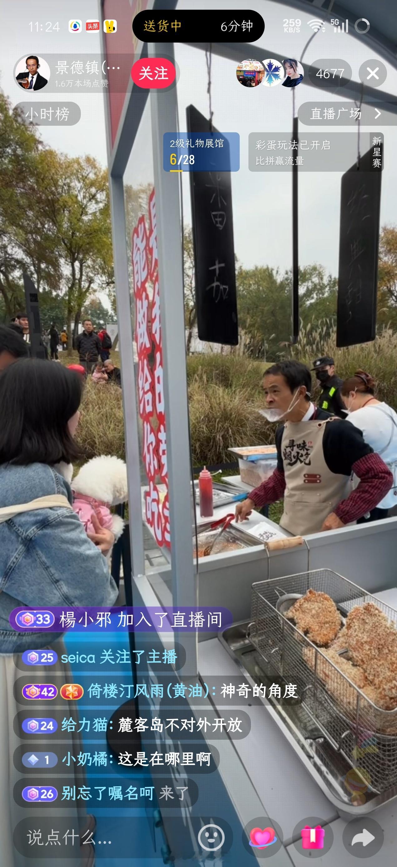 鸡排哥有一点做得确实好，再累都能挤出微笑，然后满足所有游客的合照需要，这大抵也是