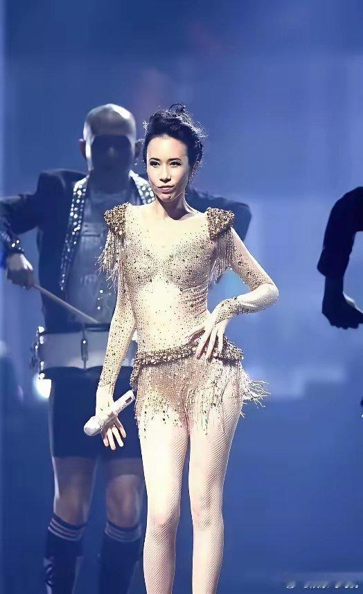 莫文蔚演唱会上的大胆性感，让很多人瞠目结舌。有的网友说，这衣服太麻烦，不如用三个