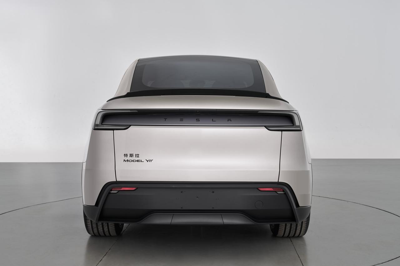 特斯拉Model Y L将在秋季发布，是一款纯电大六座SUV，产品型号TSL65