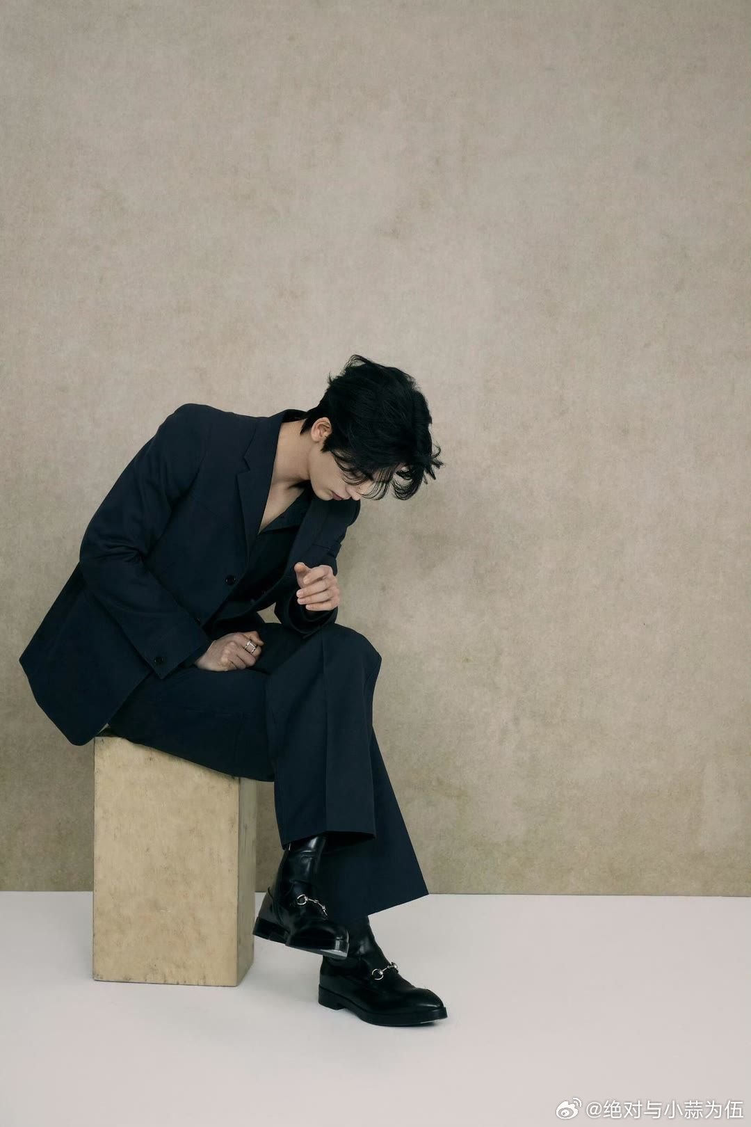 谢征替张凌赫买单第一次见到爱豆用脸帮粉丝买单被张凌赫的颜值狠狠惊艳！清俊帅气、气