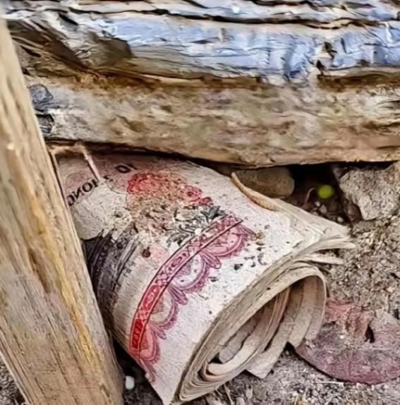 贵州，一男子拆除祖屋老房子时，意外从过世多年奶奶的床板缝里翻出一沓不再流通的钞票