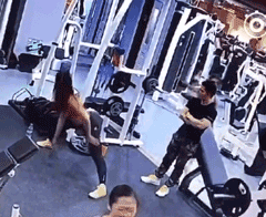 谁叫你带女朋友去健身的，活该[笑哭][笑哭]