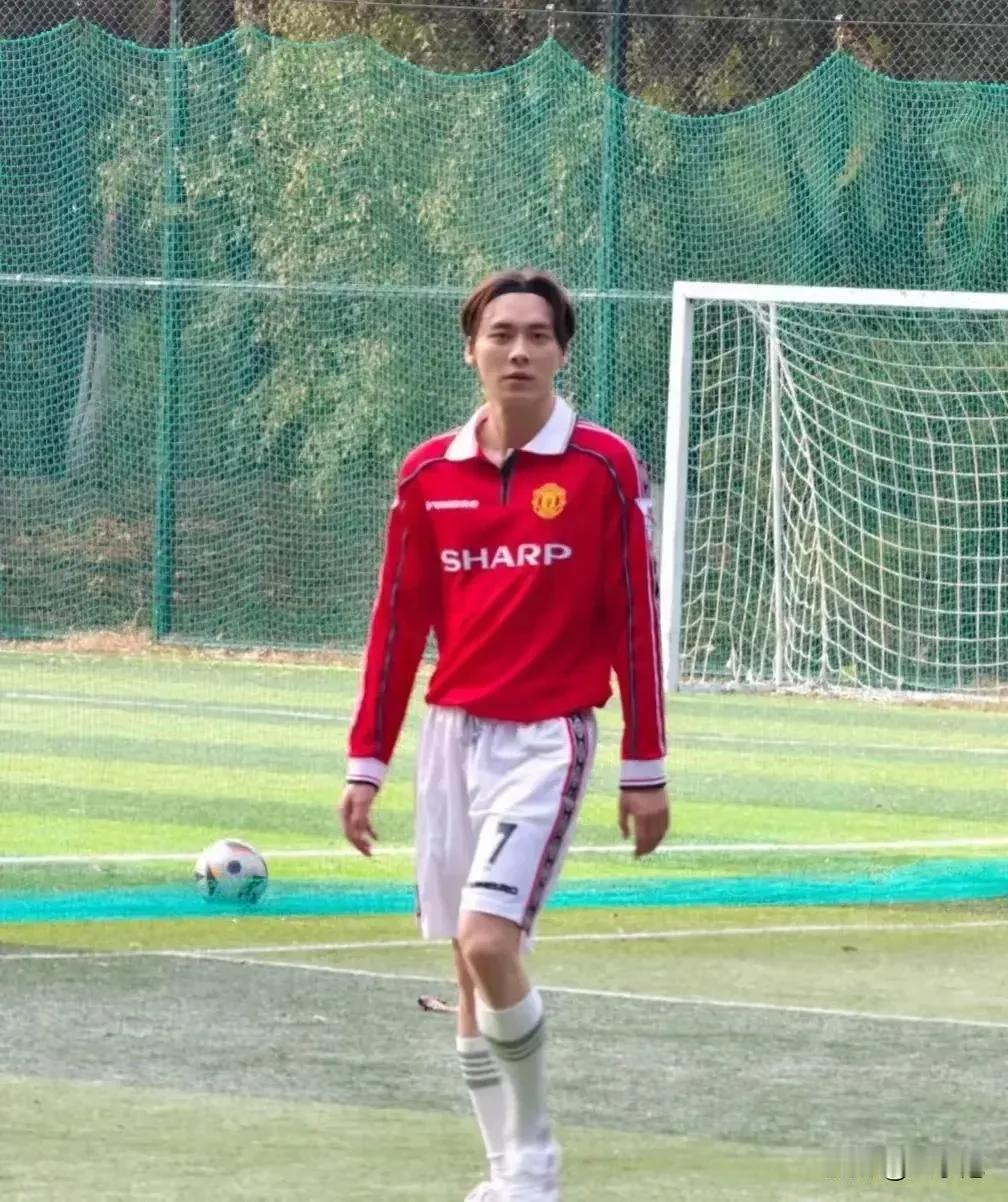 李易峰现身野球场，展现不凡另一面！近日，这位昔日的荧幕宠儿以更为真实的姿态亮相，