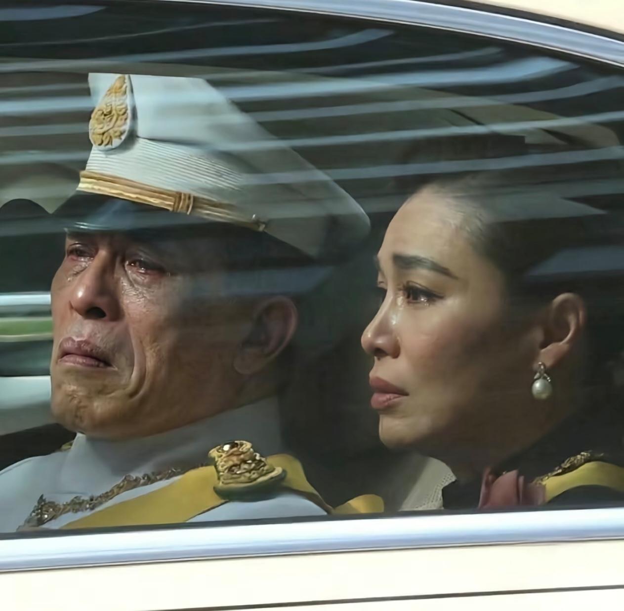 帕公主国葬现场一幕令人心酸，泰王与苏提达王后难掩泪水，褪去君主身份，此刻只是承受