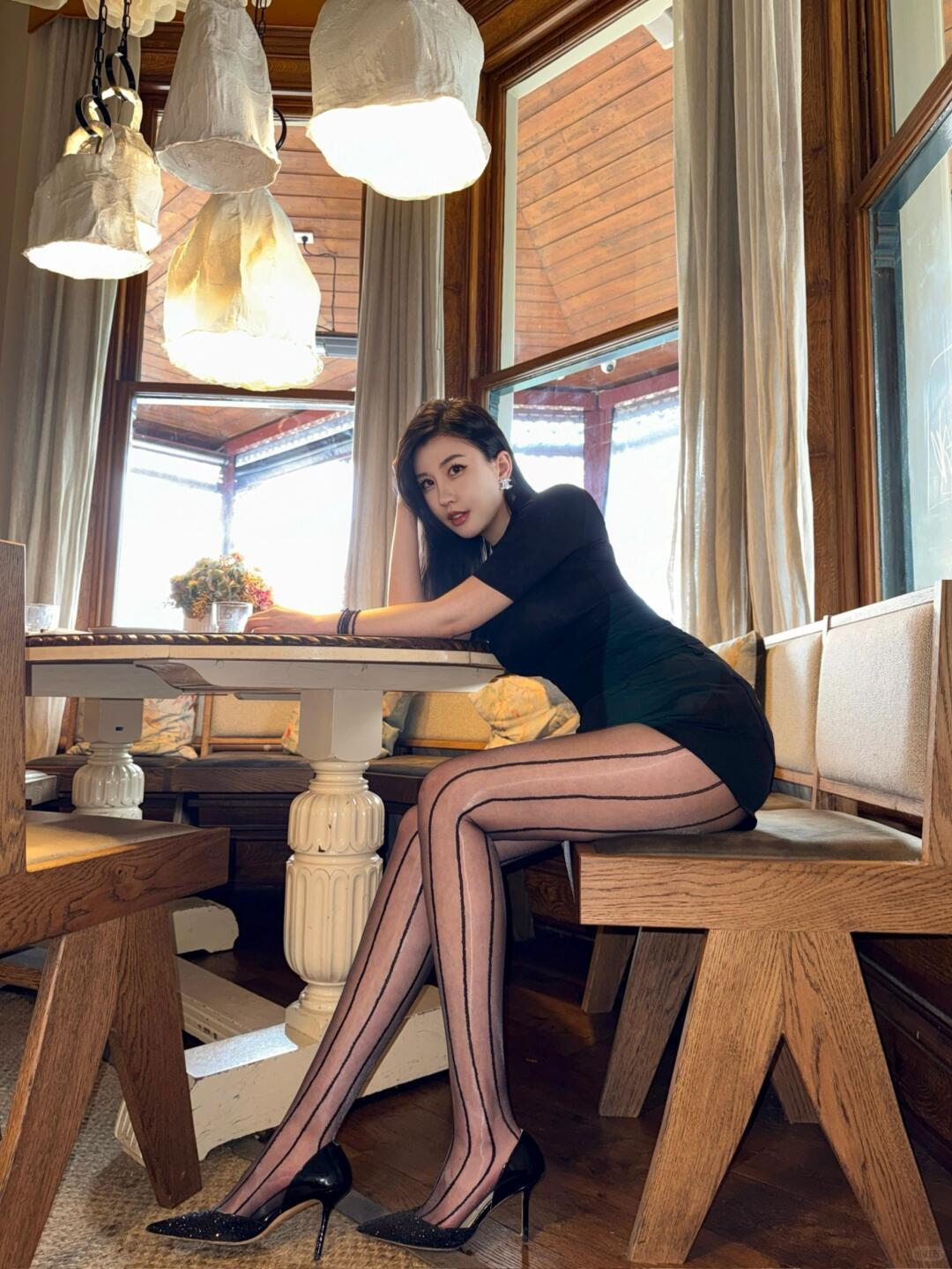 优雅黑裙，静谧时光穿搭 性感