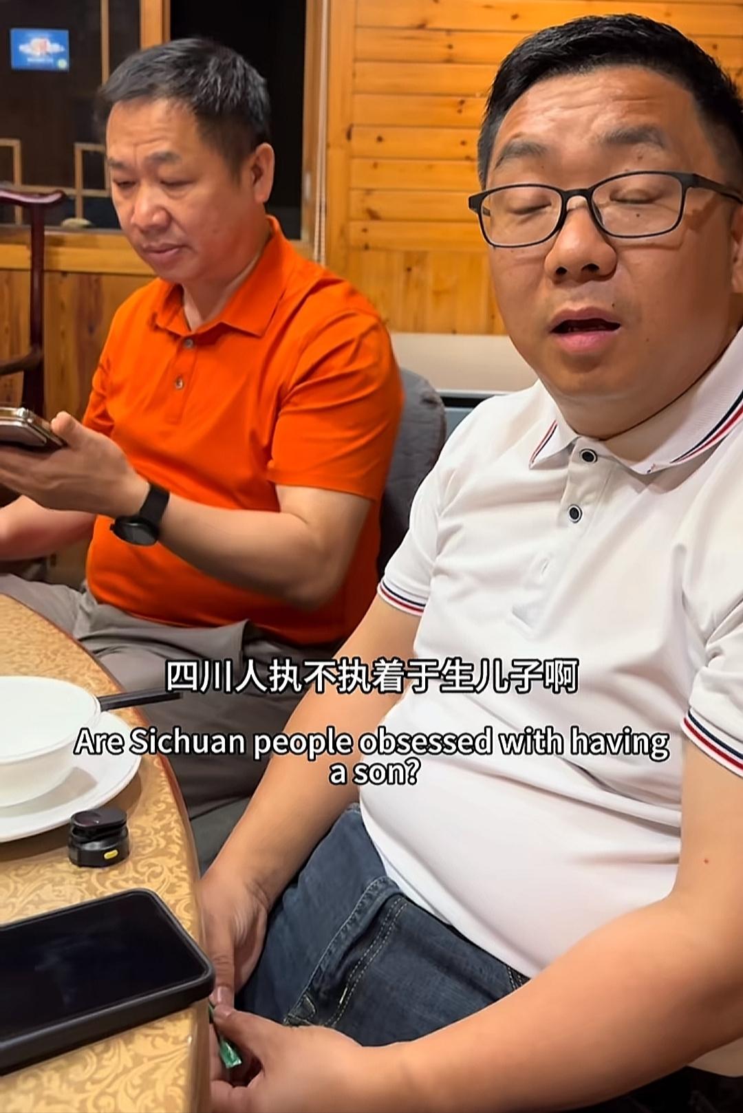 这两个中老年男人对话生儿子是必须要的，白衣服的已经有两个儿子，还想要儿子。红衣服