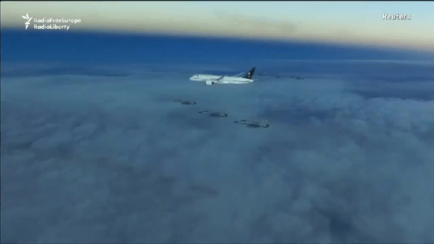 巴基斯坦很谨慎，空军派出多架“枭龙”战斗机直接进入伊朗领空，为伊朗谈判代表团进行