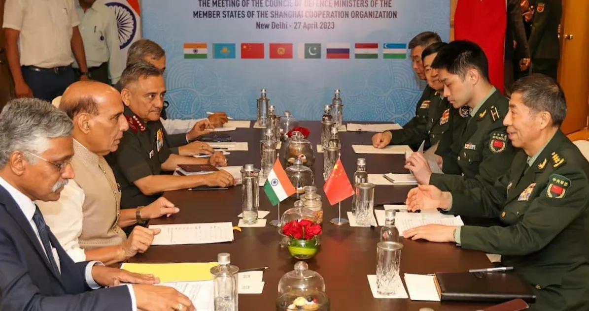 中印国防部长在印度举行会谈，印度人的表情给人感觉很不友好，眼神中透露出一股敌意，