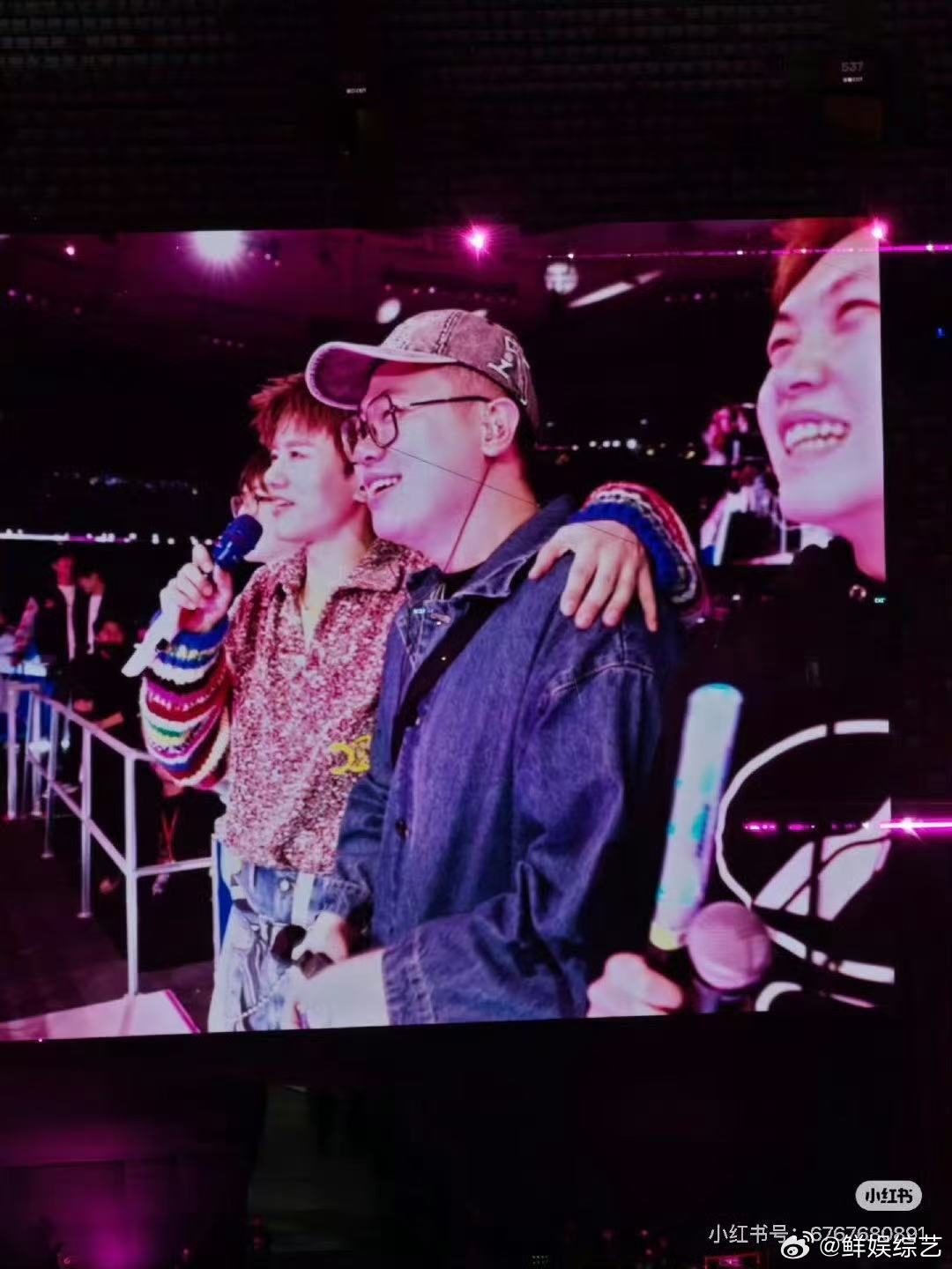 喜人在张杰鸟巢演唱会团建鸟巢舞台星光熠熠，喜人集体现身，演唱会更添热闹氛围 