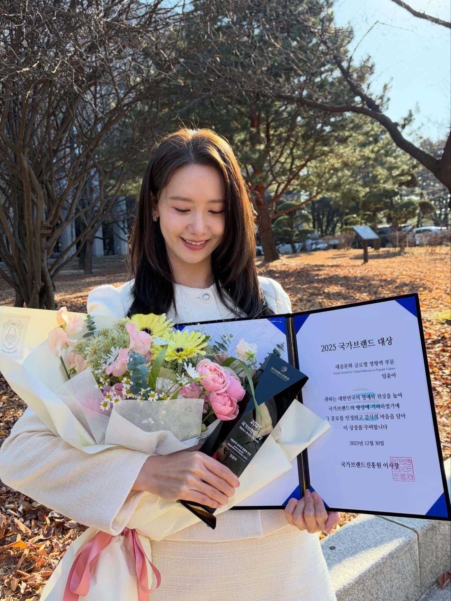 光照亮了你 你照亮了我Think that I'm falling for yo