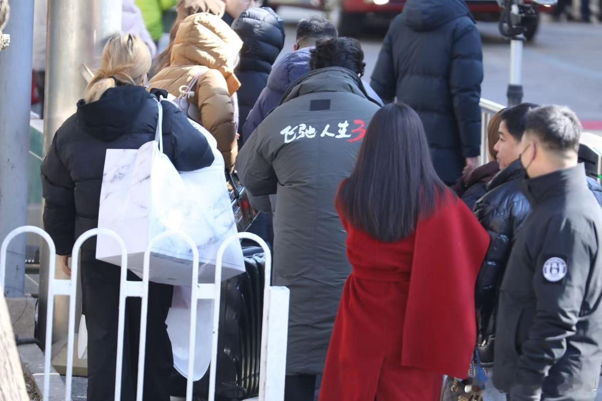 张新成穿飞驰人生组服彩排春晚张新成把飞驰人生的热血带到春晚了！马年春晚第三次联排