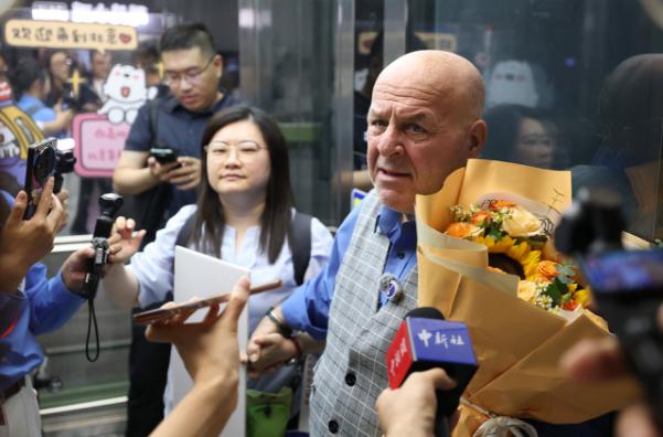 69岁美国退休教师罗纳德·萨科尔斯基成了全体美国人羡慕的对象！

2026年8月