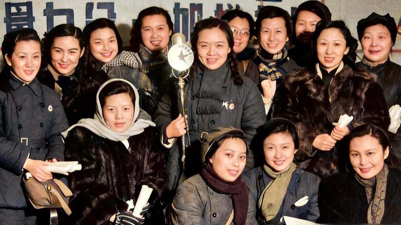 时光悠悠，
经典悠悠，
《一江春水向东流》
八十年代老电影，
永远看不够！
《一