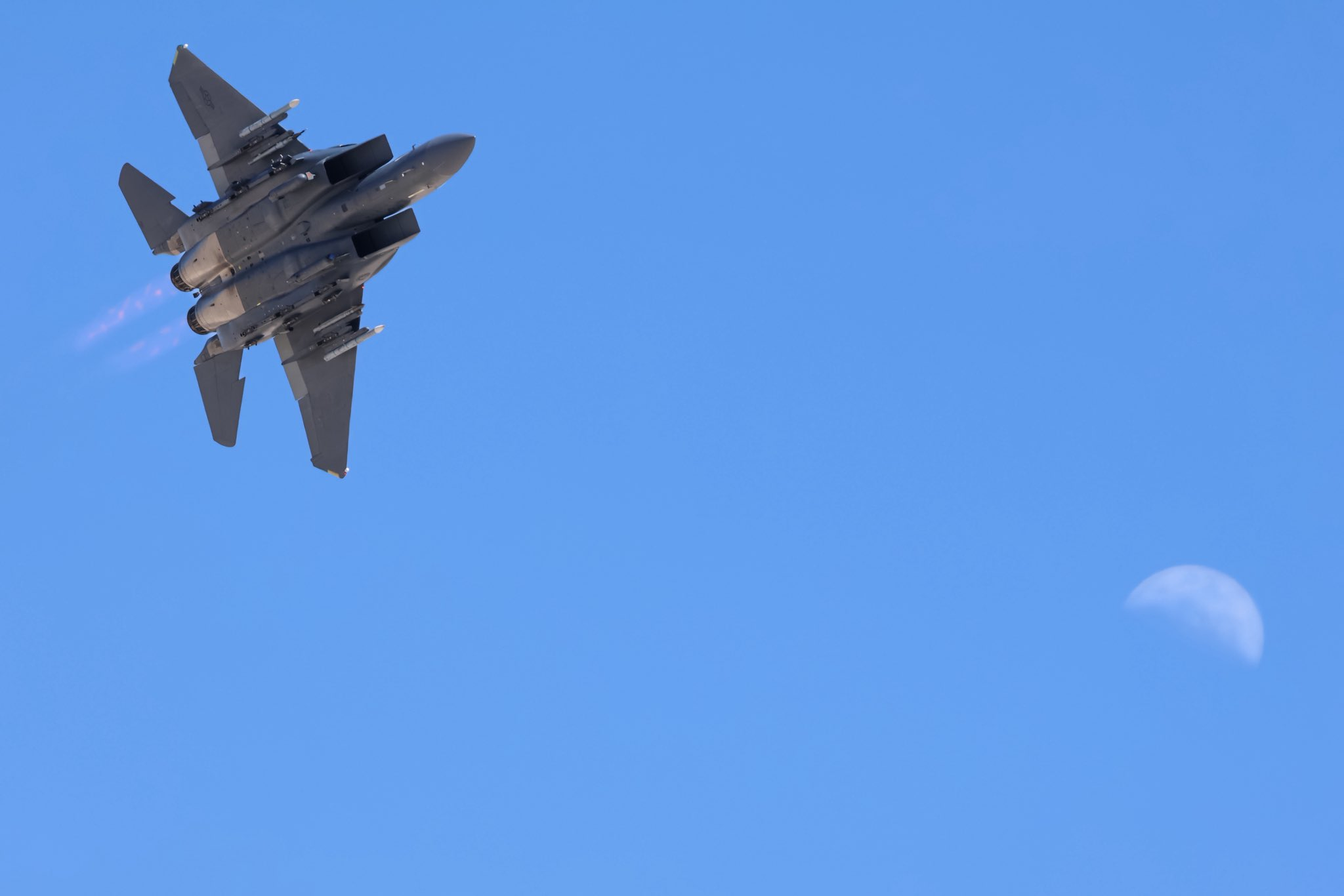 F-15E 攻击鹰在内利斯空军基地上空 ​​​