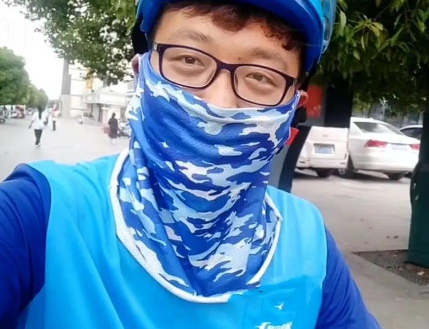 男孩高中毕业去送外卖，没想到开门的人竟是他高中老师，男孩感觉很自卑，放下外卖就想