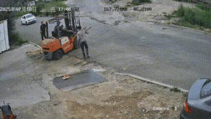 叉车两个大叉子就像螃蟹的两个大钳子，钳子抬起来的时候一定是危险的，叉车司机没有这