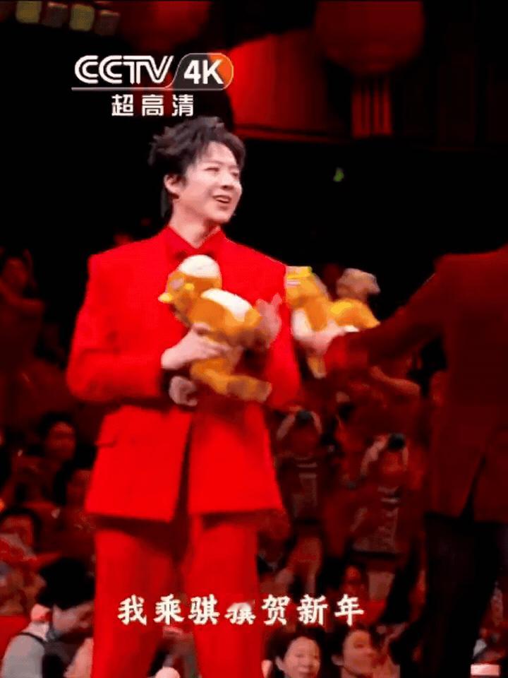 刘宇宁攻击春晚大厅天花板 刘宇宁春晚开场好丝滑好开心的扔娃娃，190扔的太高了哈