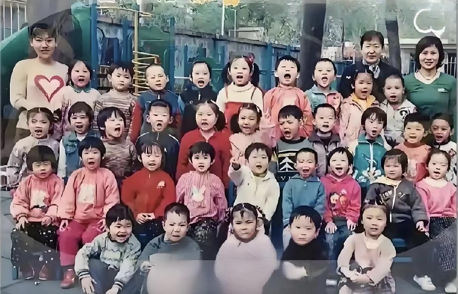 在这群稚嫩可爱的一年级小学生当中，蕴藏着一位后来成为世界乒乓巨星的小女孩儿，你能