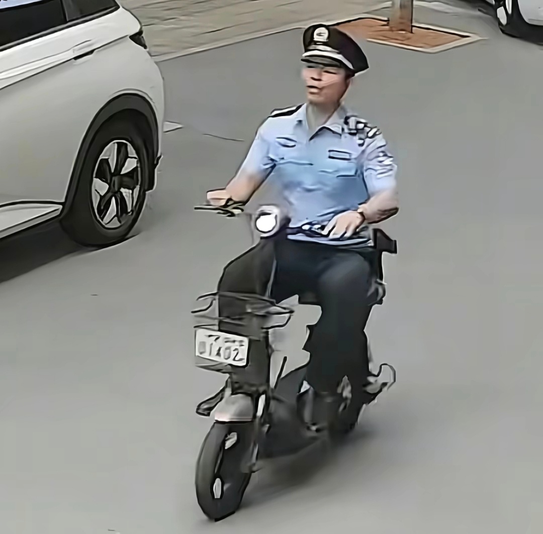 民警抓逃犯女子让出电动车助攻 评论区这两张图神了[二哈] ​​​